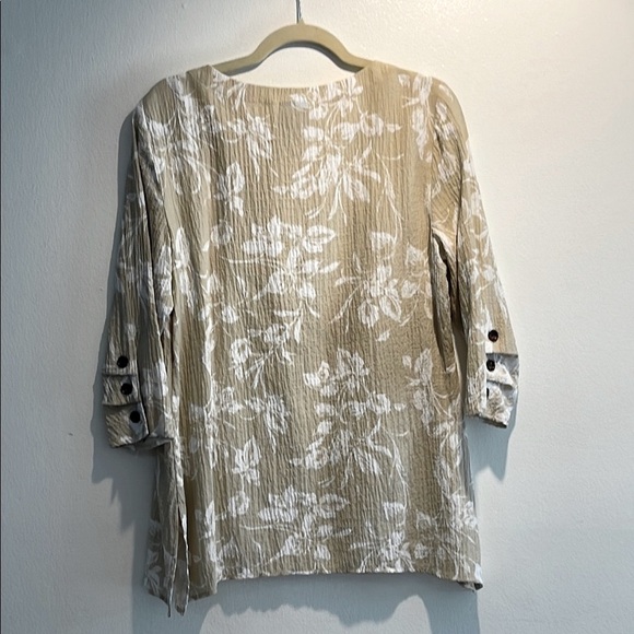 Cream Gold Floral JM Collection Blouse Size Medium - Picture 4 of 7